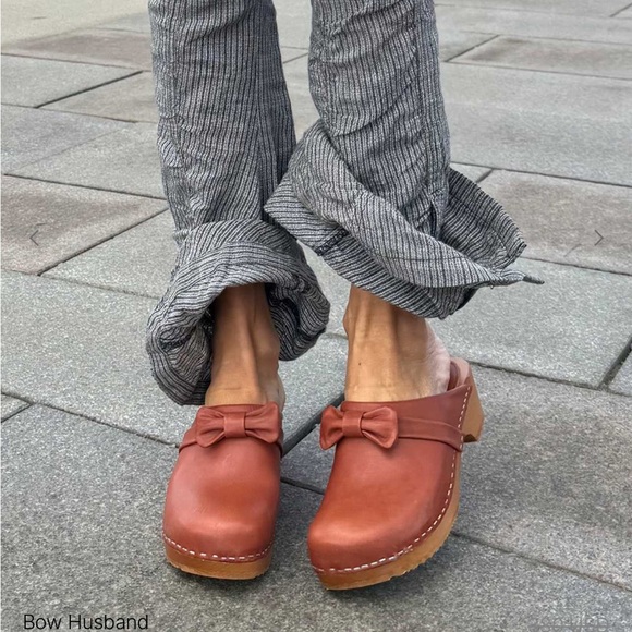 Anthropologie  Swedish Hasbeens NWT Cognac Bow Slip in Husband Clog 🌸 🌈❤️ - Picture 3 of 12